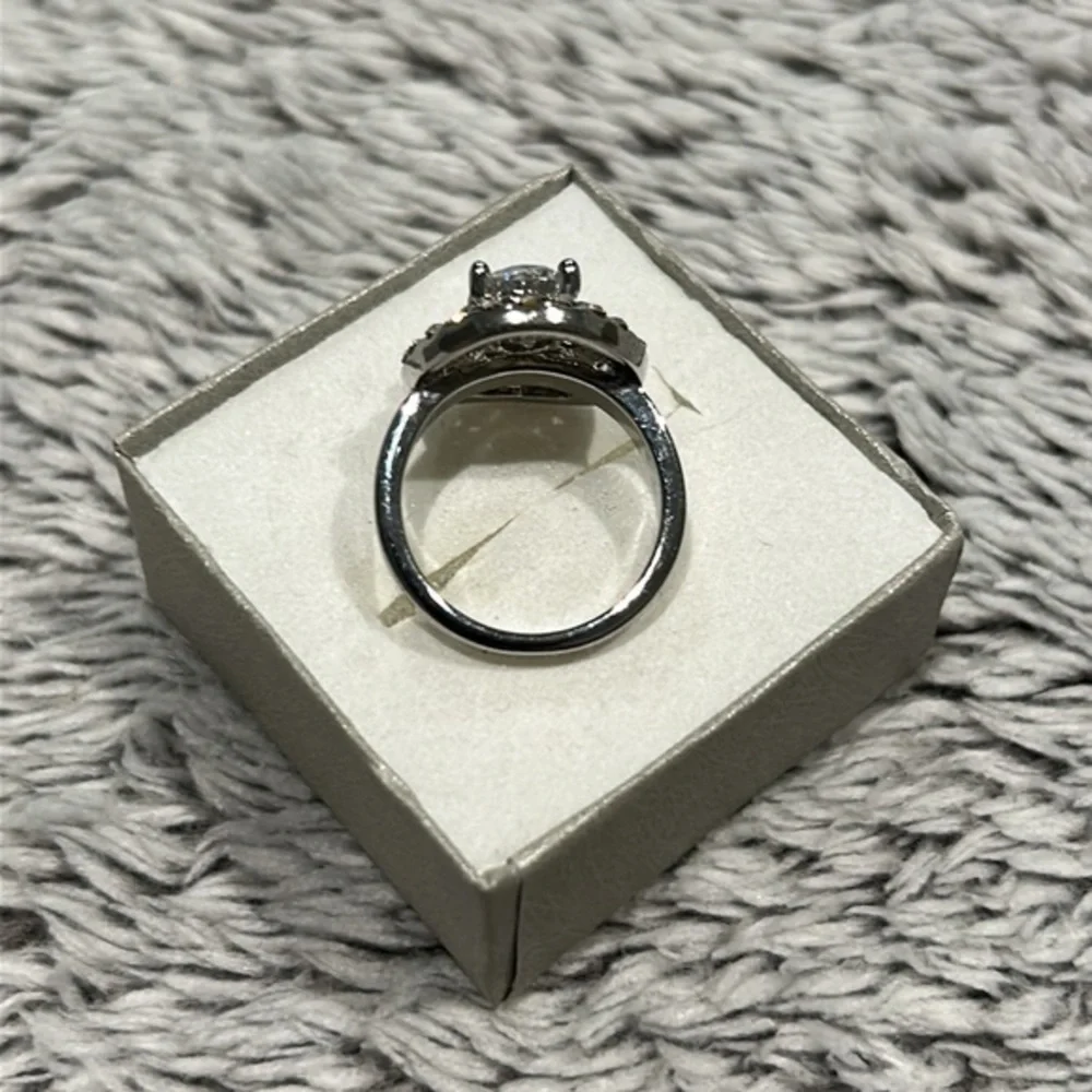 Costume jewelry cocktail ring size 6